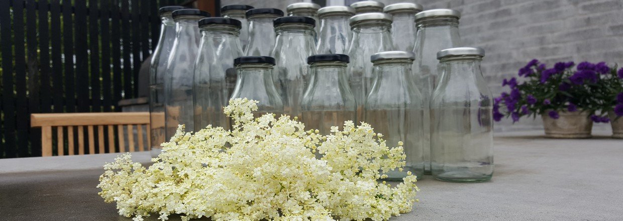 Saft, æblemost og bærdrik på smukke glasflasker