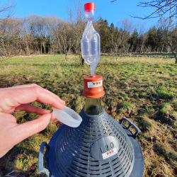 Vinballon 20 liter i kurv, m. htte og grrr