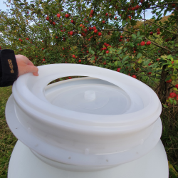 31-liters plastfat med hndtak, gjrls og tappekran