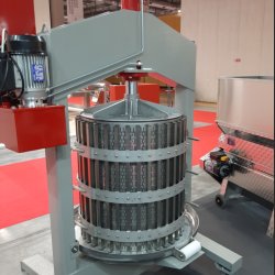 Elektrisk hydraulisk presse 330 l., kurv, pressplate og saftrenne rustfritt stl. Malet ramme.