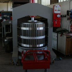 Elektrisk, hydraulisk presse, 480 liter. Rustfritt stl i kurv, pressplate og oppsamlingsskl. 