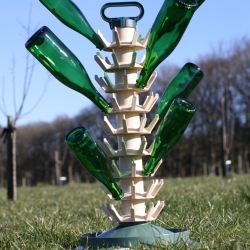 Flaskestativ. Plads til 81 rengjorte flasker.