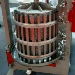 Elektrisk hydraulisk presse, 130 l., rustfri kurv, presseplade og aflbsskl. Malet ramme.