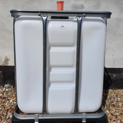 Plast-tank - 300 l. - i kraftig stlramme m. tappehane + grrr