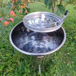 Tank i rustfritt stl p ben med flytelokk 100 l.