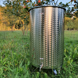 Tank i rustfritt stl p ben med flytelokk 300 l.