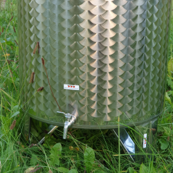 Tank i rustfritt stl p ben med flytelokk 200 l.