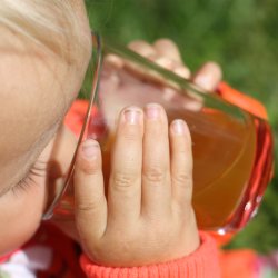 blekvrn, 10 l. rumindhold med rustfri tragt og knive