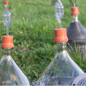 Vinballon 20 liter i kurv, m. htte og grrr