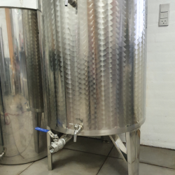 Tank i rustfritt stl p ben med flytelokk 380 l.