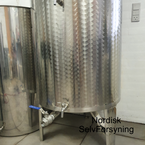 Tank i rustfritt stl p ben med flytelokk 380 l.