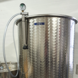 Tank i rustfritt stl p ben med flytelokk 380 l.