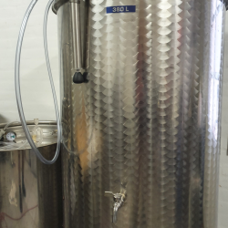 Tank i rustfritt stl p ben med flytelokk 380 l.