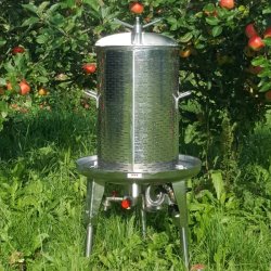 Mosteri. Hydropresser 35 l. og blekvrn Elektrisk 1000 kg/t