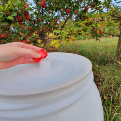 Plastfad 210 liter med hanke, tylle, grls og tappehane