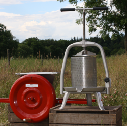 Mosteri Komplett. 10 l. Rustfri Eplepresse + 15 l. Fruktkvern