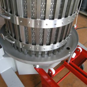 Elektrisk hydraulisk presse 330 l., rustfri kurv, presseplade og aflbsskl. Malet ramme. 