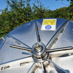 Hydropress, 250 liter, st�l og lakkert ramme, p� hjul, vippbar