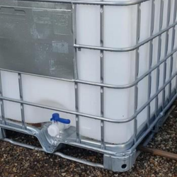 1000 l. tank med tappehane og grrr