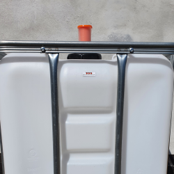 Plast-tank - 300 l. - i kraftig stlramme m. tappehane + grrr