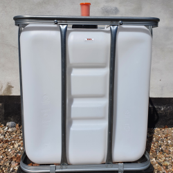 Plast-tank - 300 l. - i kraftig stlramme m. tappehane + grrr