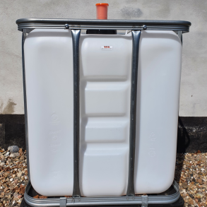 Plast-tank - 300 l. - i kraftig stlramme m. tappehane + grrr