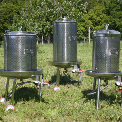 Mosteri. Hydropresse 80 l. + Elektrisk kvrn 1000 kg/t