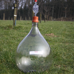 Vinballon 20 liter i kurv, m. htte og grrr