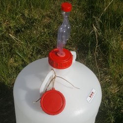 Vinballong 25 l. MED tappekran, 2 hndtak, lokk m. gjrrr + lukkedeksel